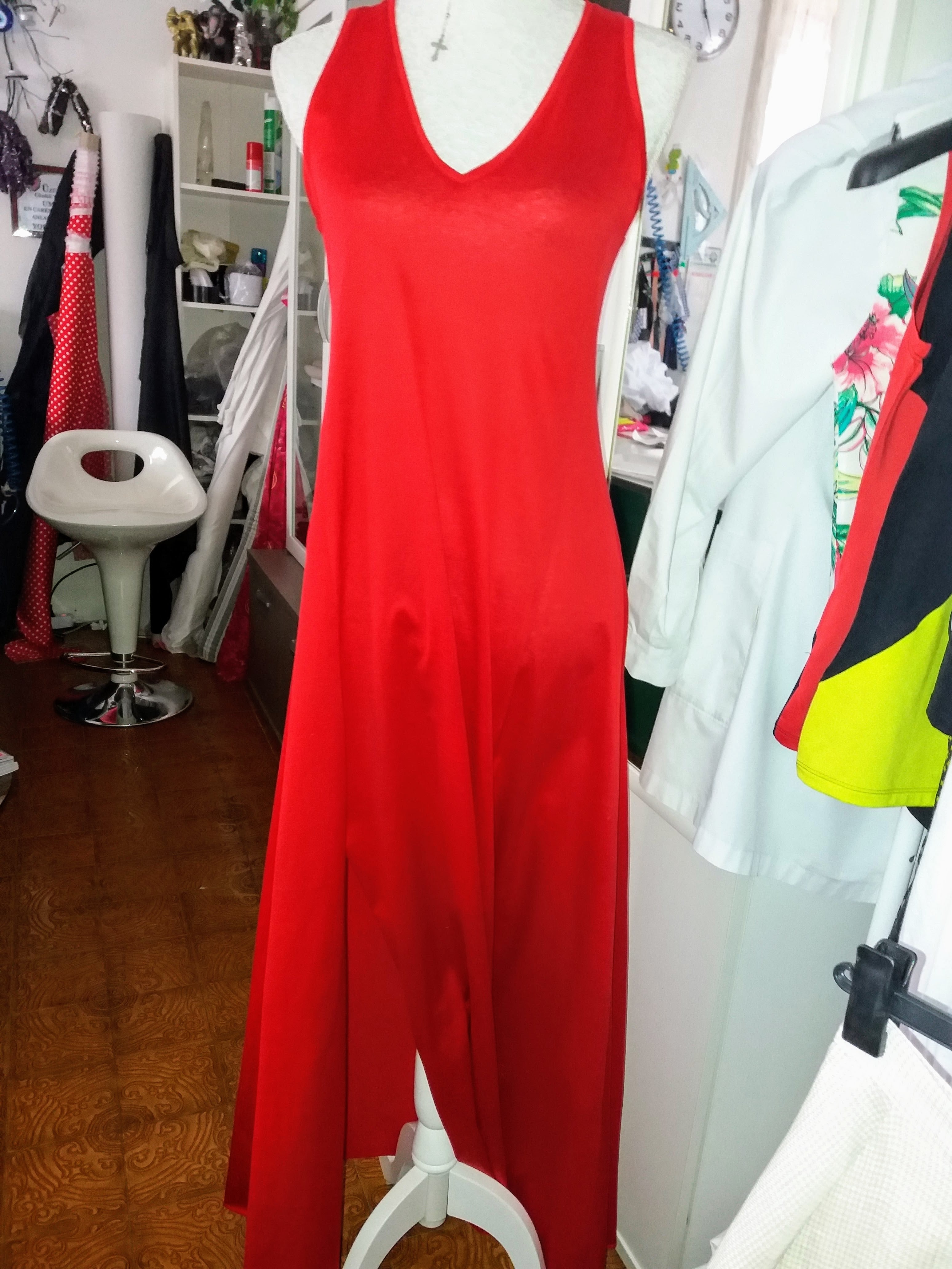 Abito Rosso Elegante Scollato e Creato a Mano in Cotone Organico