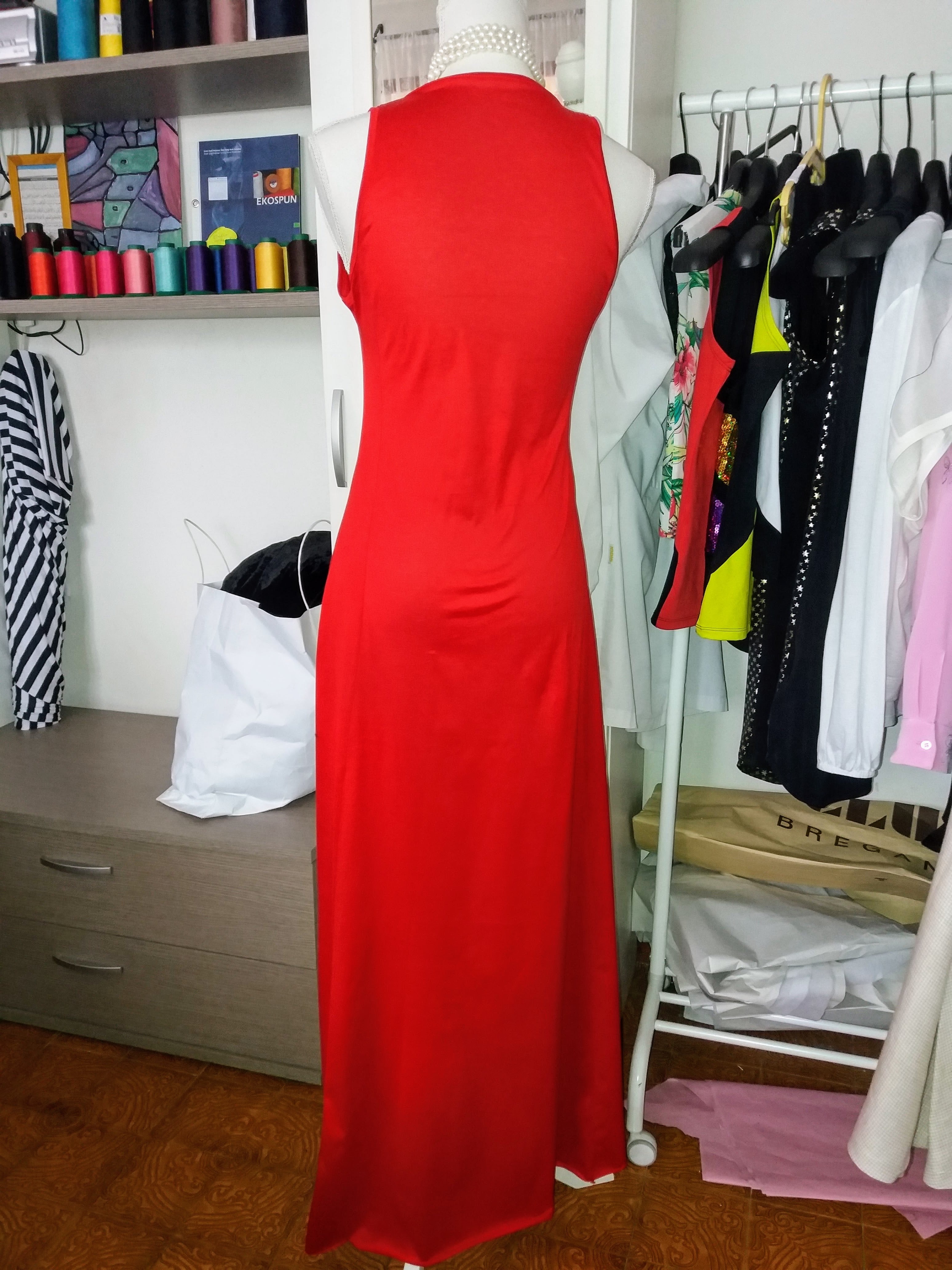 Abito Rosso Elegante Scollato e Creato a Mano in Cotone Organico