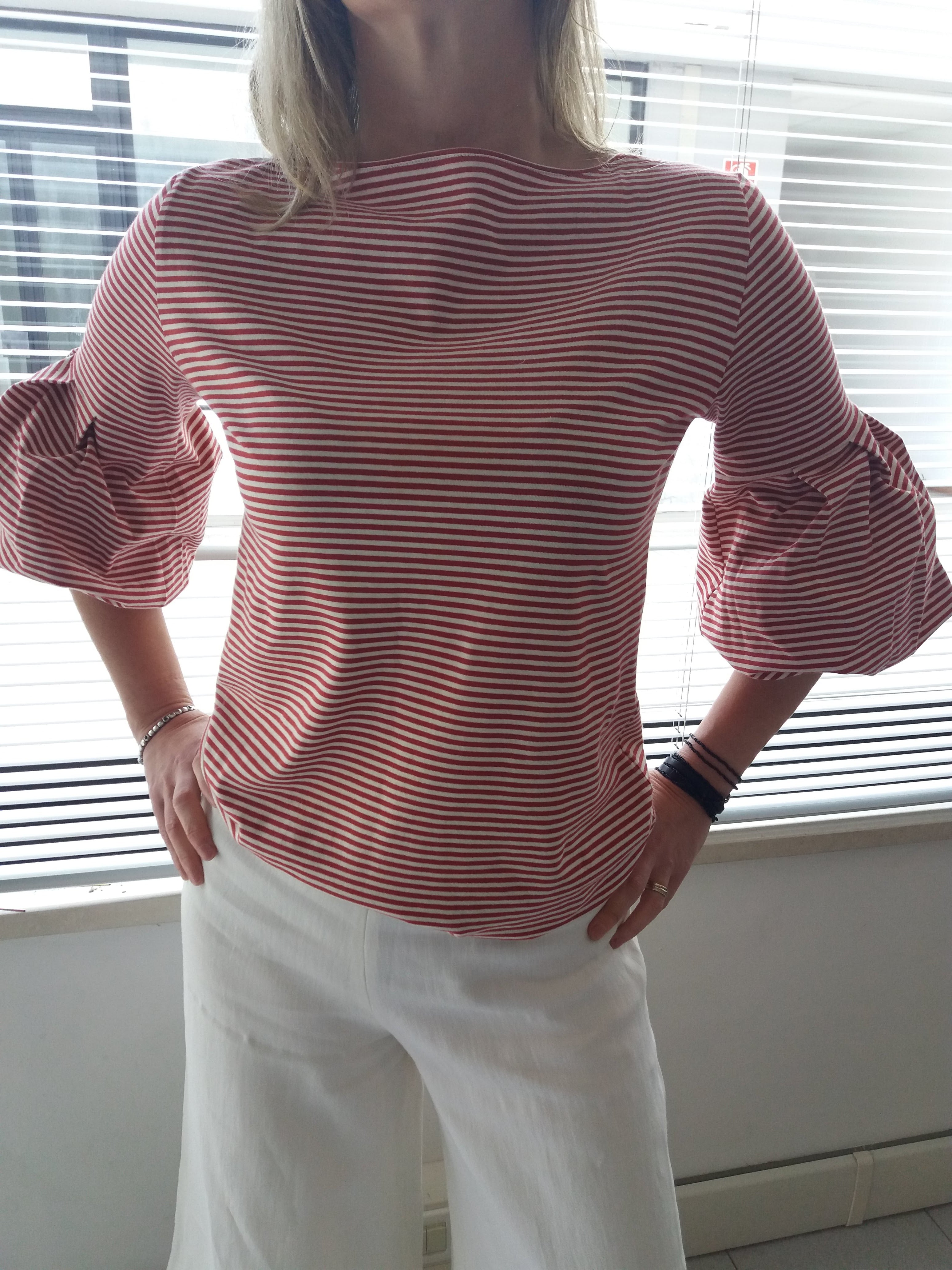 Maglia a Sbuffo a Righe con Pantalone Bianco