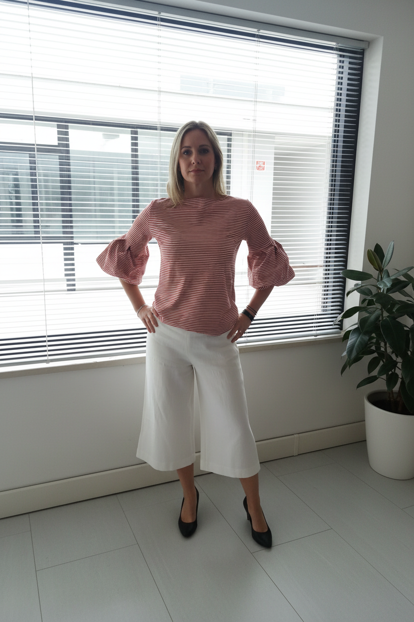 Maglia a Sbuffo a Righe con Pantalone Bianco