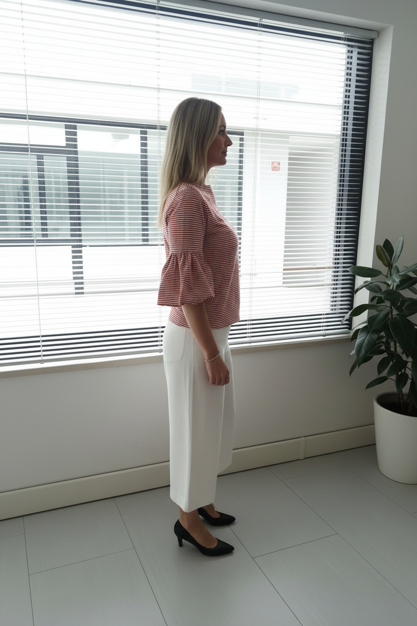 Maglia a Sbuffo a Righe con Pantalone Bianco