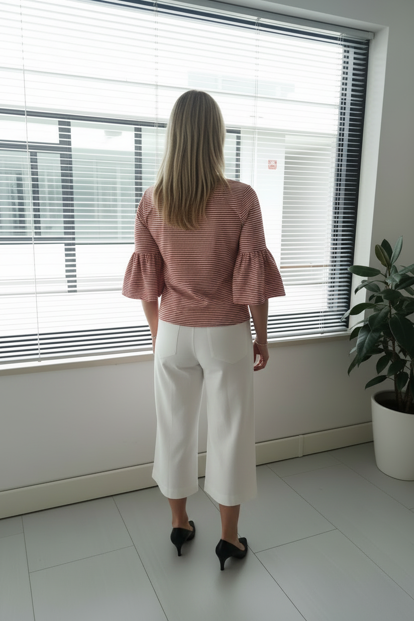 Maglia a Sbuffo a Righe con Pantalone Bianco