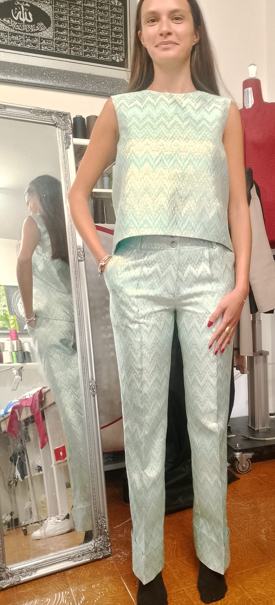 Completo elegante creato a mano per occasioni speciali