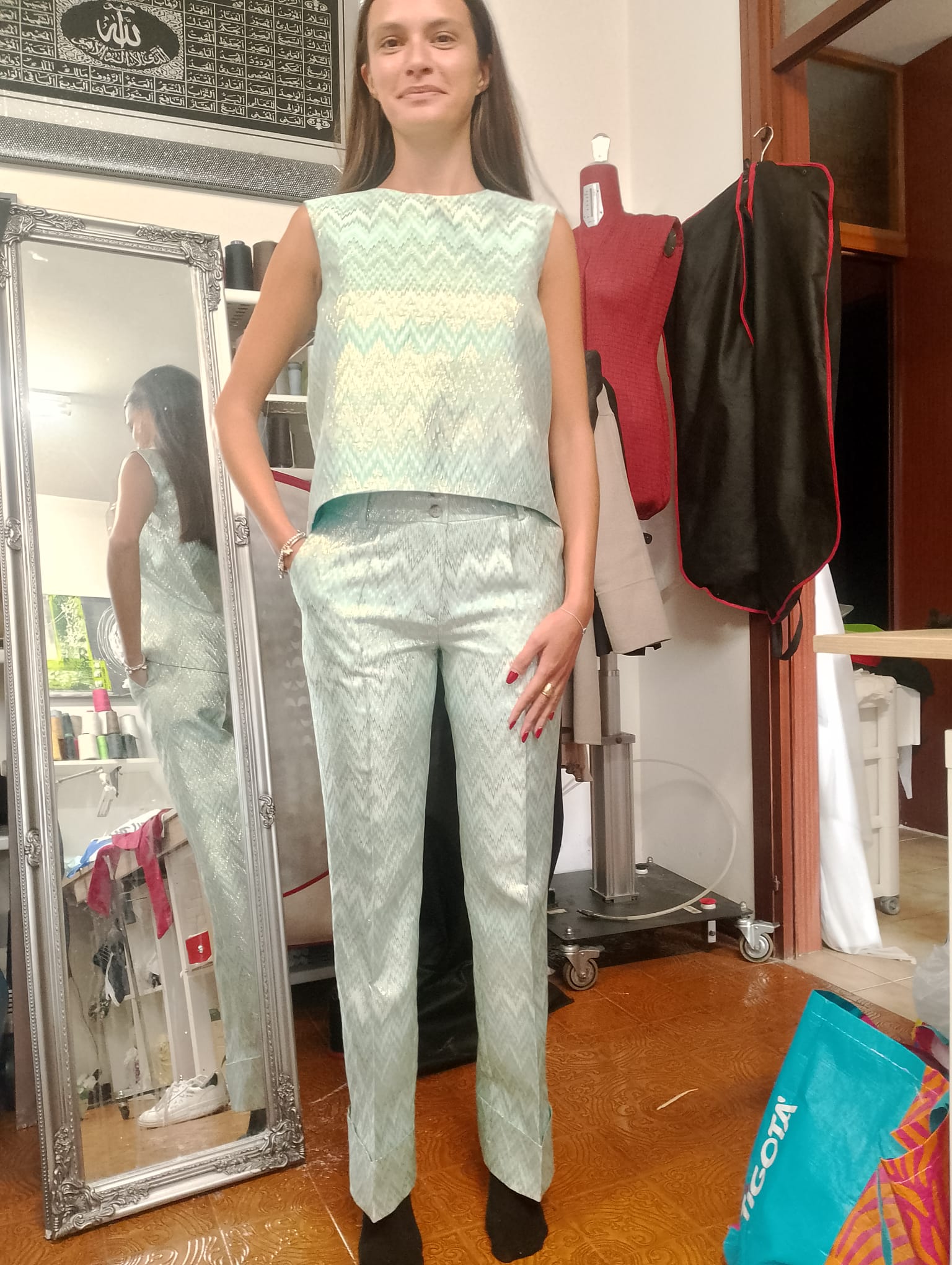 Completo elegante creato a mano per occasioni speciali