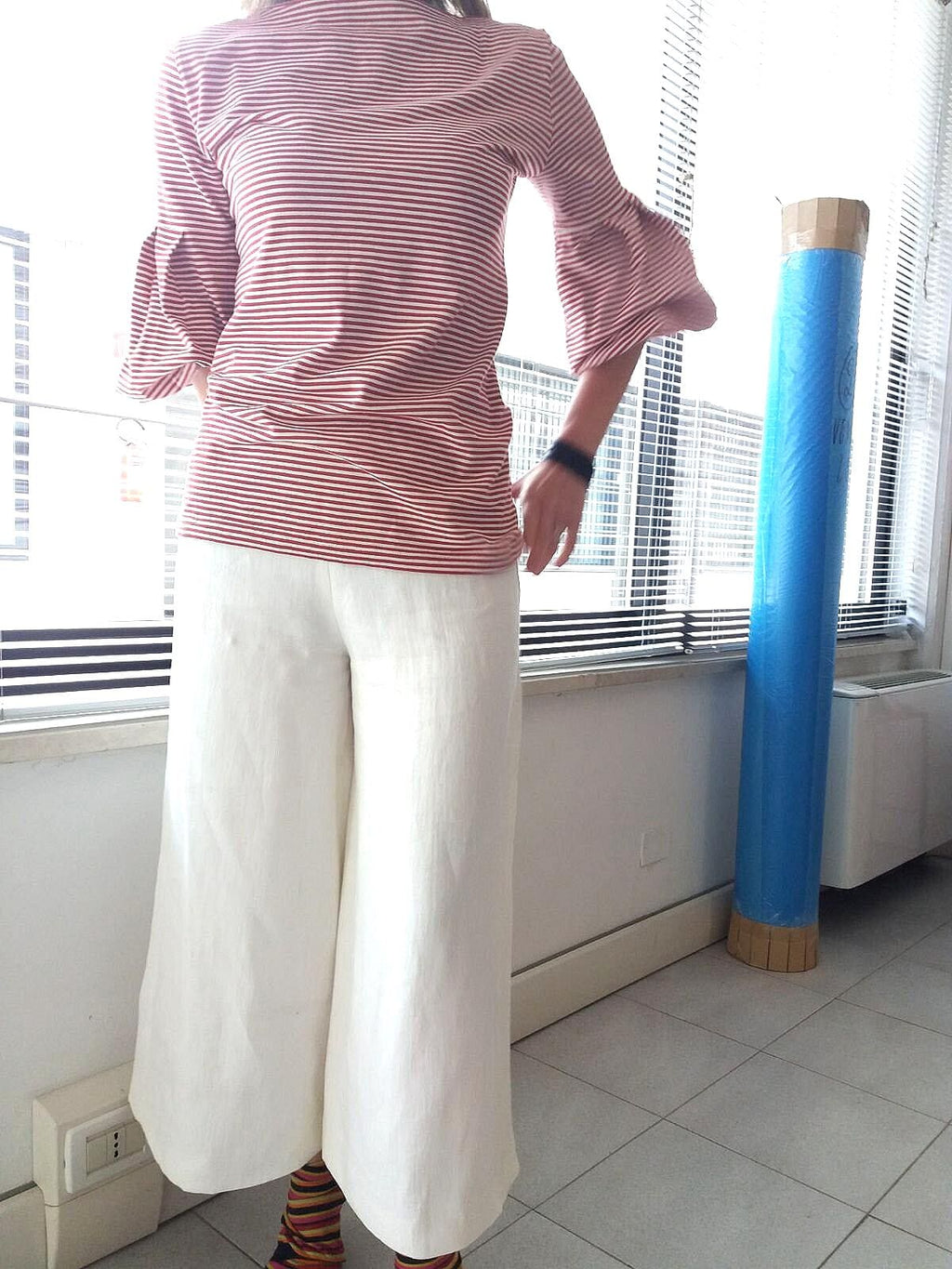 Maglia a Sbuffo a Righe con Pantalone Bianco