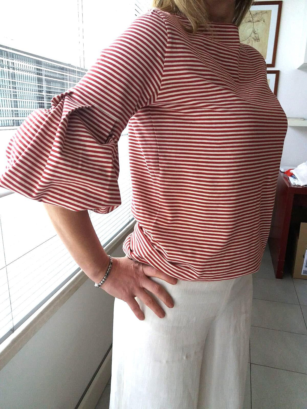 Maglia a Sbuffo a Righe con Pantalone Bianco
