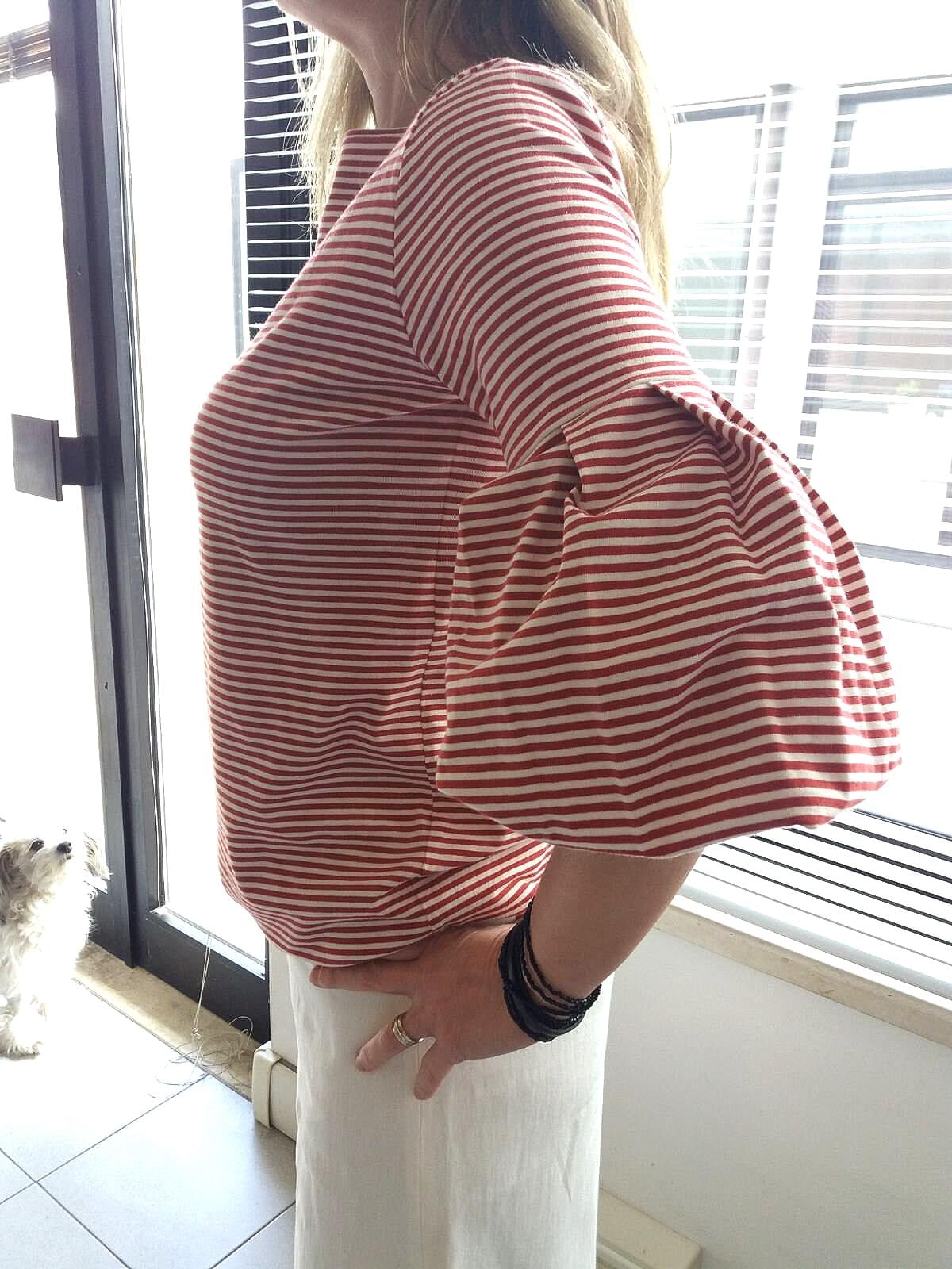 Maglia a Sbuffo a Righe con Pantalone Bianco