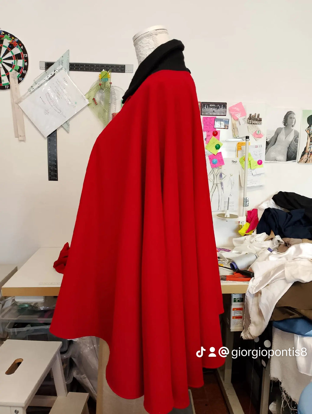 Tabarro Rosso Creato a Mano in Lana Veneziana