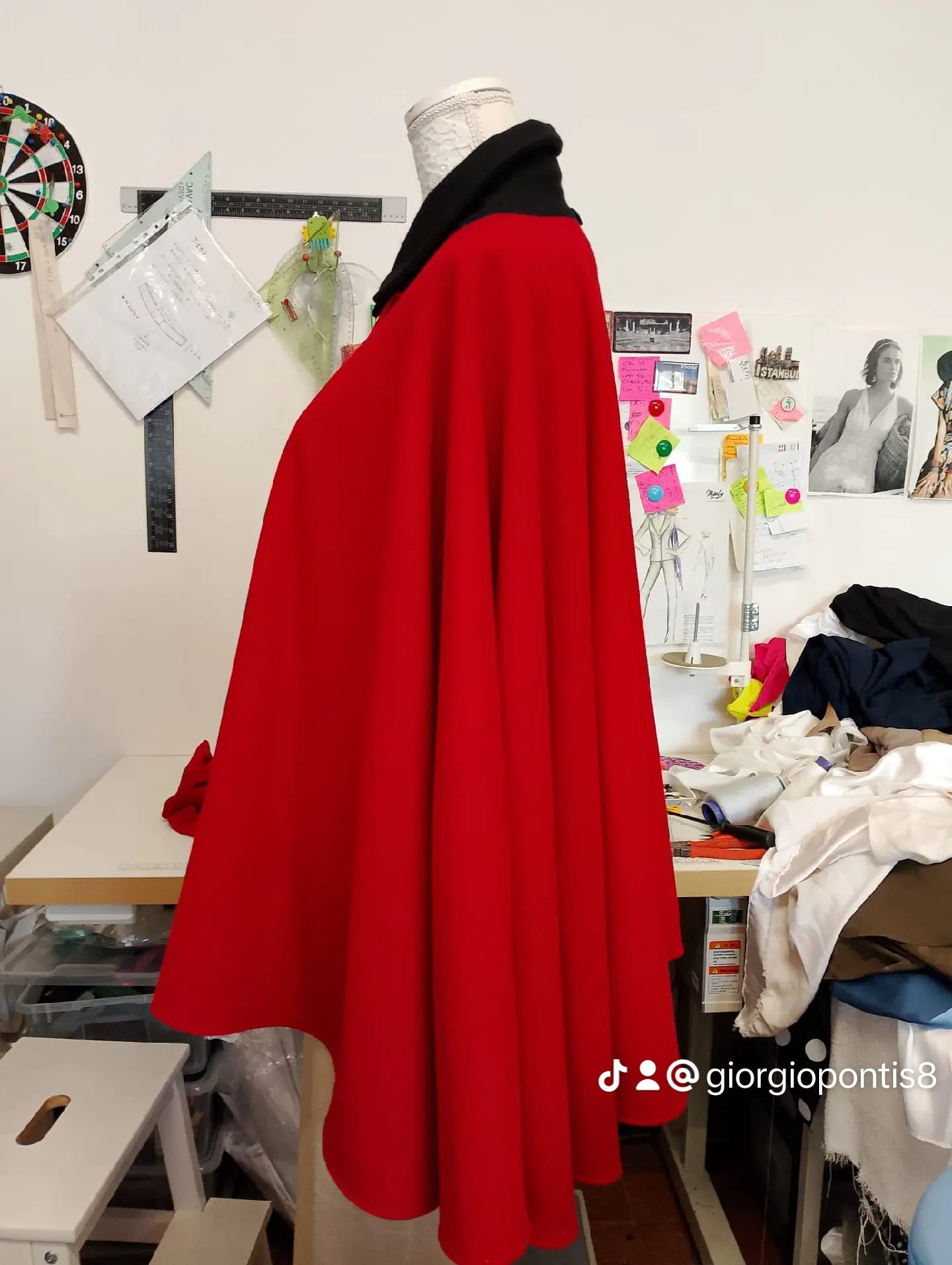 Tabarro Rosso Creato a Mano in Lana Veneziana